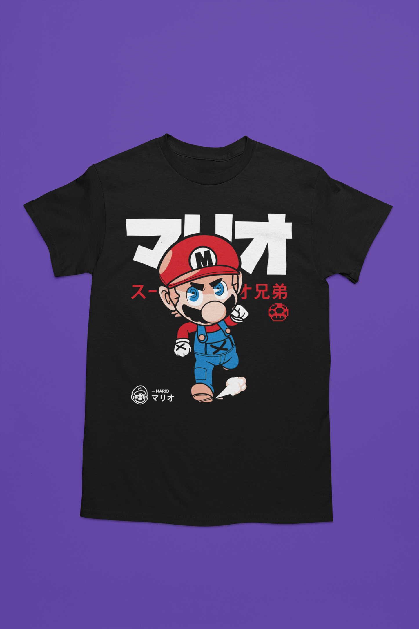 Camiseta negra con un diseño inspirado en Mario en estilo chibi, con detalles en japonés y un fondo minimalista. Perfecta para los fans del gaming y la cultura retro.