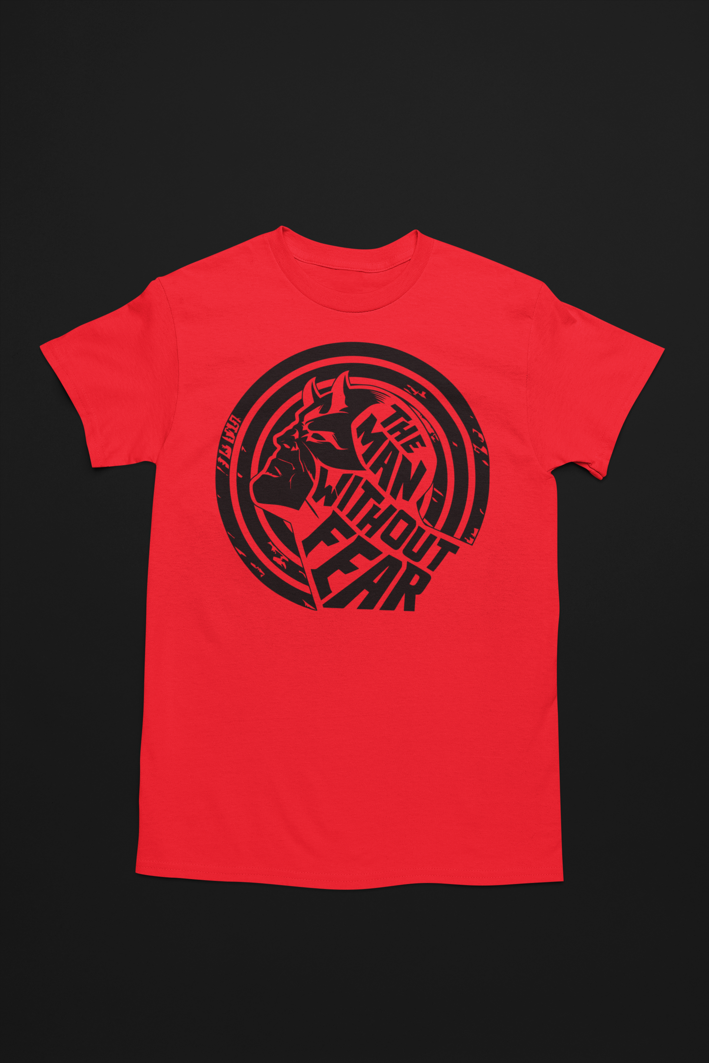 Camiseta roja unisex de algodón dedicada al superheroe de Marvel Daredevil, la ilustración es un logotipo del rostro del personaje y la letras The Man Without Fear en negro