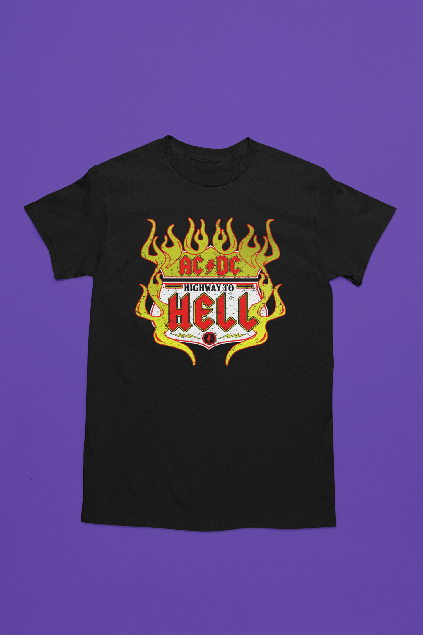 Camiseta negra de AC/DC simulando un escudo en llamas con tonos rojos i amarillos, el logo de la banda en el centro y las palabras "highway to hell" recordando la mitica conción de la banda