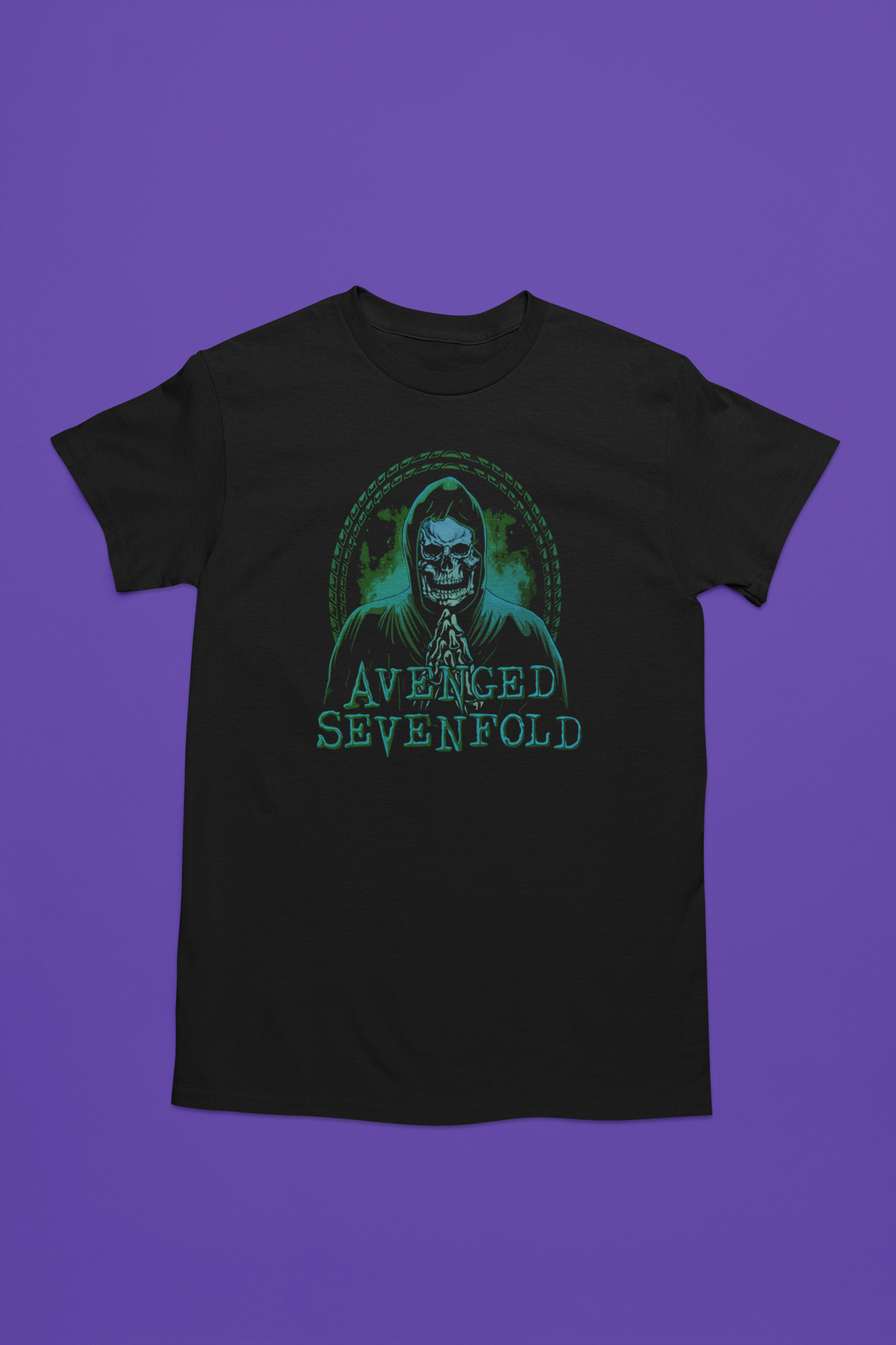 Camiseta negra de Avenged Sevenfold con diseño de una calavera. Estampado llamativo en tonos verdes y turquesas sobre algodón de alta calidad. Ideal para fans del rock y la icónica banda Avenged Sevenfold