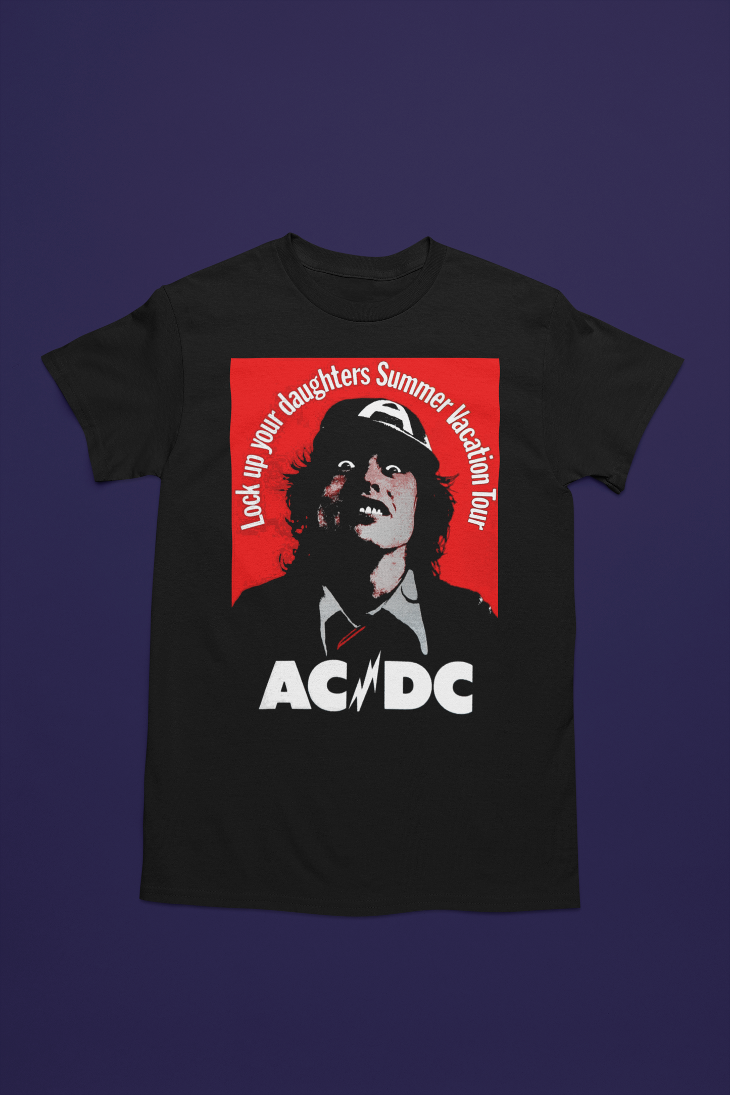 Camista negra unisex de AC/DC con la cara del cantante Angus Young sobre fondo rojo y el texto Lock up your daughters Summer Vacation Tour y el logo de la mitica banda australiana debajo, ideal para los fans del Rock Puro