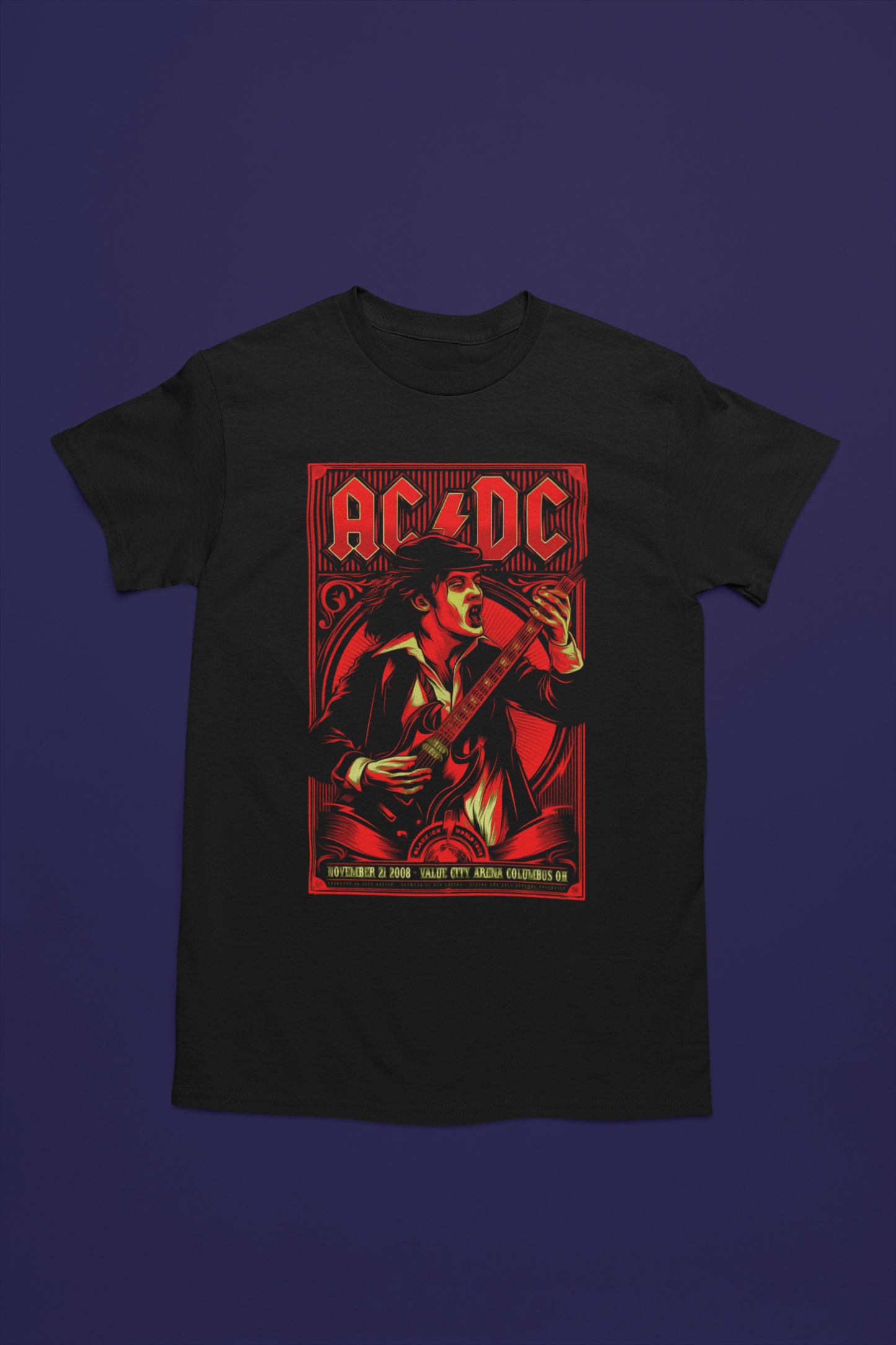 Camiseta negra de AC/DC con ilustración de Angus Young tocando la guitarra. Diseño en tonos rojos y negros con el logo de la banda en la parte superior. Estilo vintage inspirado en los carteles de conciertos. Ideal para fans del rock y coleccionistas de merchandising de AC/DC