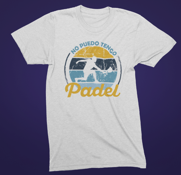 Camiseta de color claro con el texto “No Puedo, Tengo Pádel” y la silueta de Padelman jugando, enmarcada en un diseño retro circular con tonos naranjas y azules