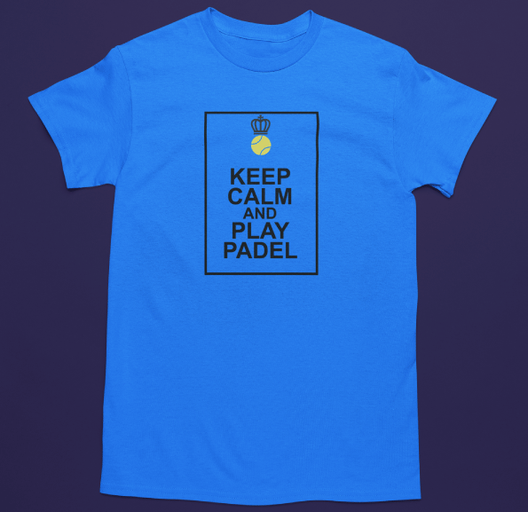 Camiseta azul con el mensaje ‘Keep Calm and Play Padel’ enmarcado y el personaje ‘Rey Padel’ (una pelota con corona) en la parte superior del diseño.