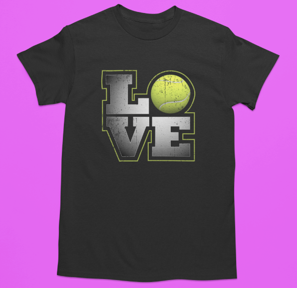 Camiseta negra con la palabra LOVE en letras grandes y una pelota de tenis amarilla sustituyendo la letra ‘O’.