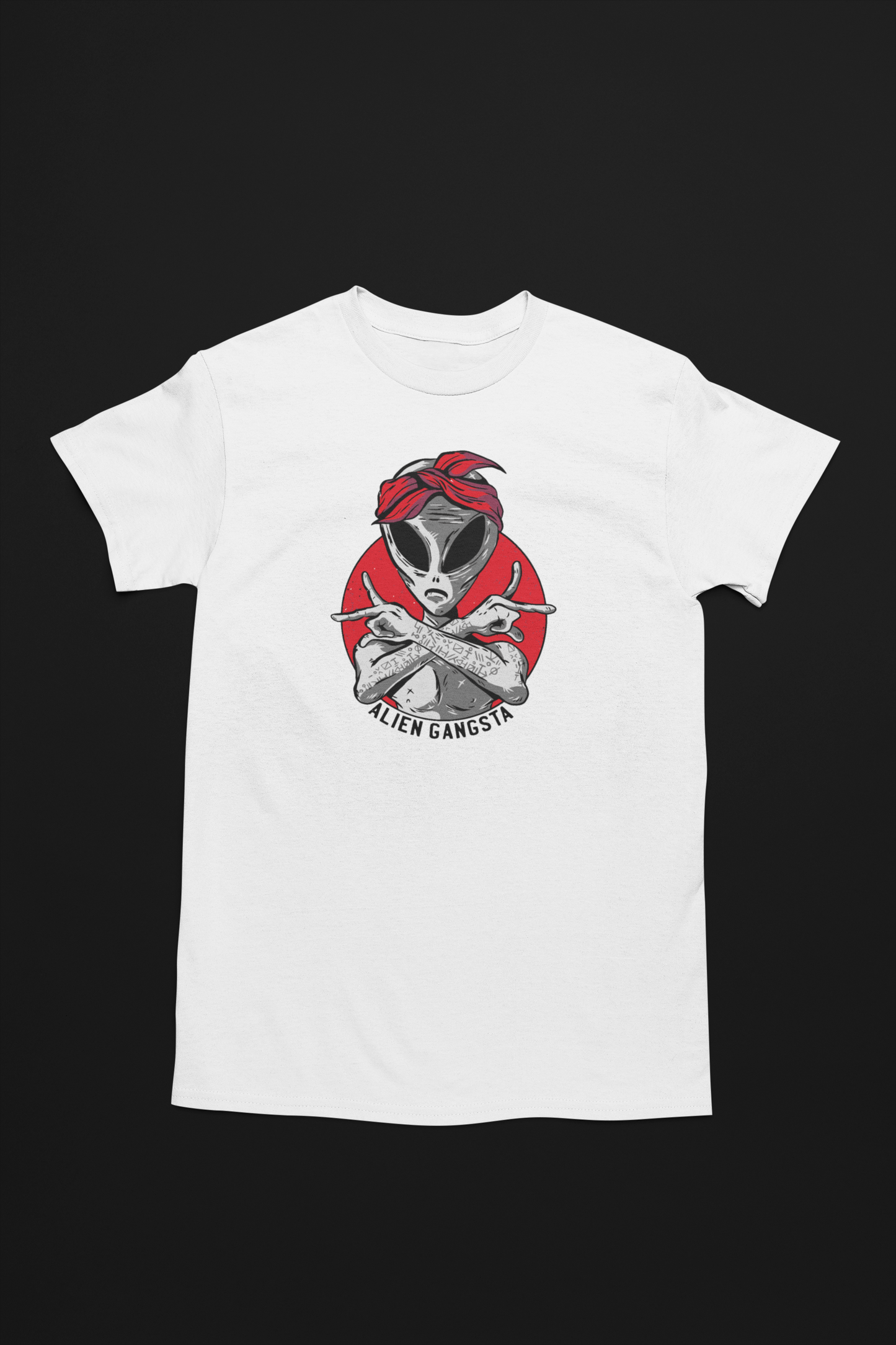 Camiseta blanca con la ilustración de Alien Gangsta, un alienígena con bandana roja y brazos cruzados, sobre un fondo circular rojo.
