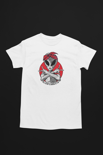 Camiseta blanca con la ilustración de Alien Gangsta, un alienígena con bandana roja y brazos cruzados, sobre un fondo circular rojo.
