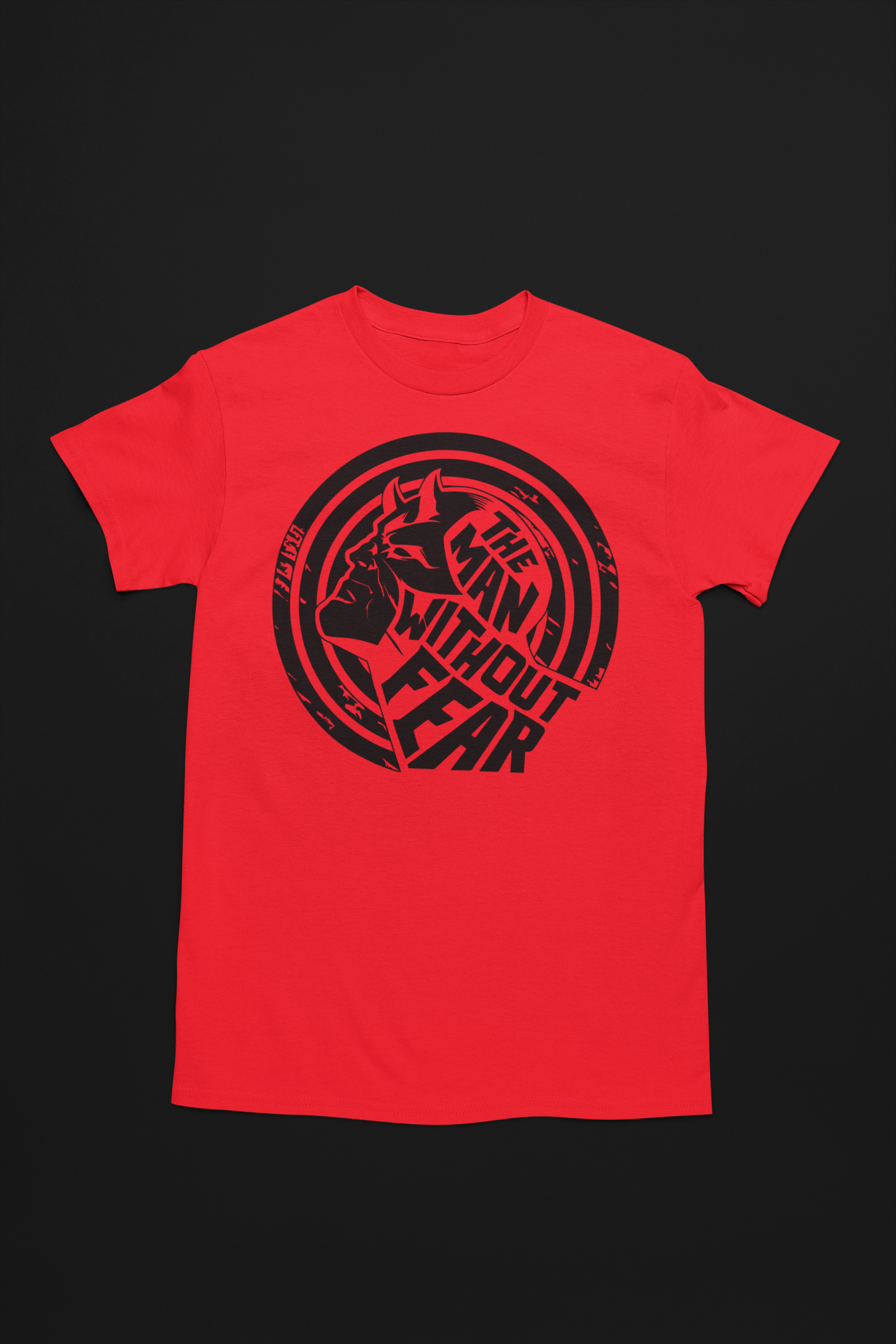 Camiseta roja unisex de algodón dedicada al superheroe de Marvel Daredevil, la ilustración es un logotipo del rostro del personaje y la letras The Man Without Fear en negro