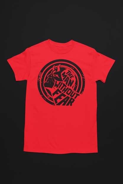 Camiseta roja unisex de algodón dedicada al superheroe de Marvel Daredevil, la ilustración es un logotipo del rostro del personaje y la letras The Man Without Fear en negro