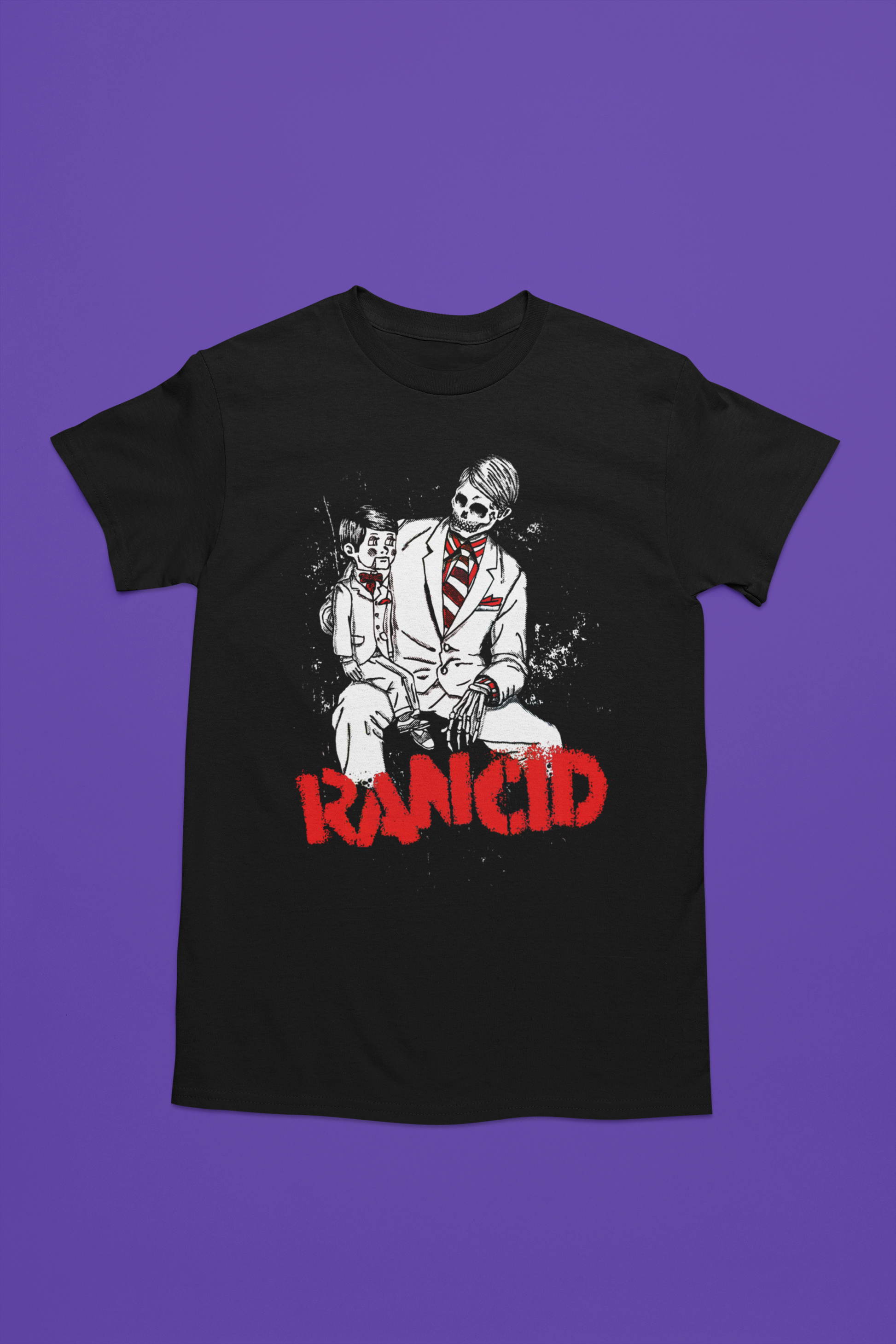 Camiseta negra con ilustracion blanca y roja, se ven dos calaveras como si fueran marionetas y el logo de rancid en la parte inferior