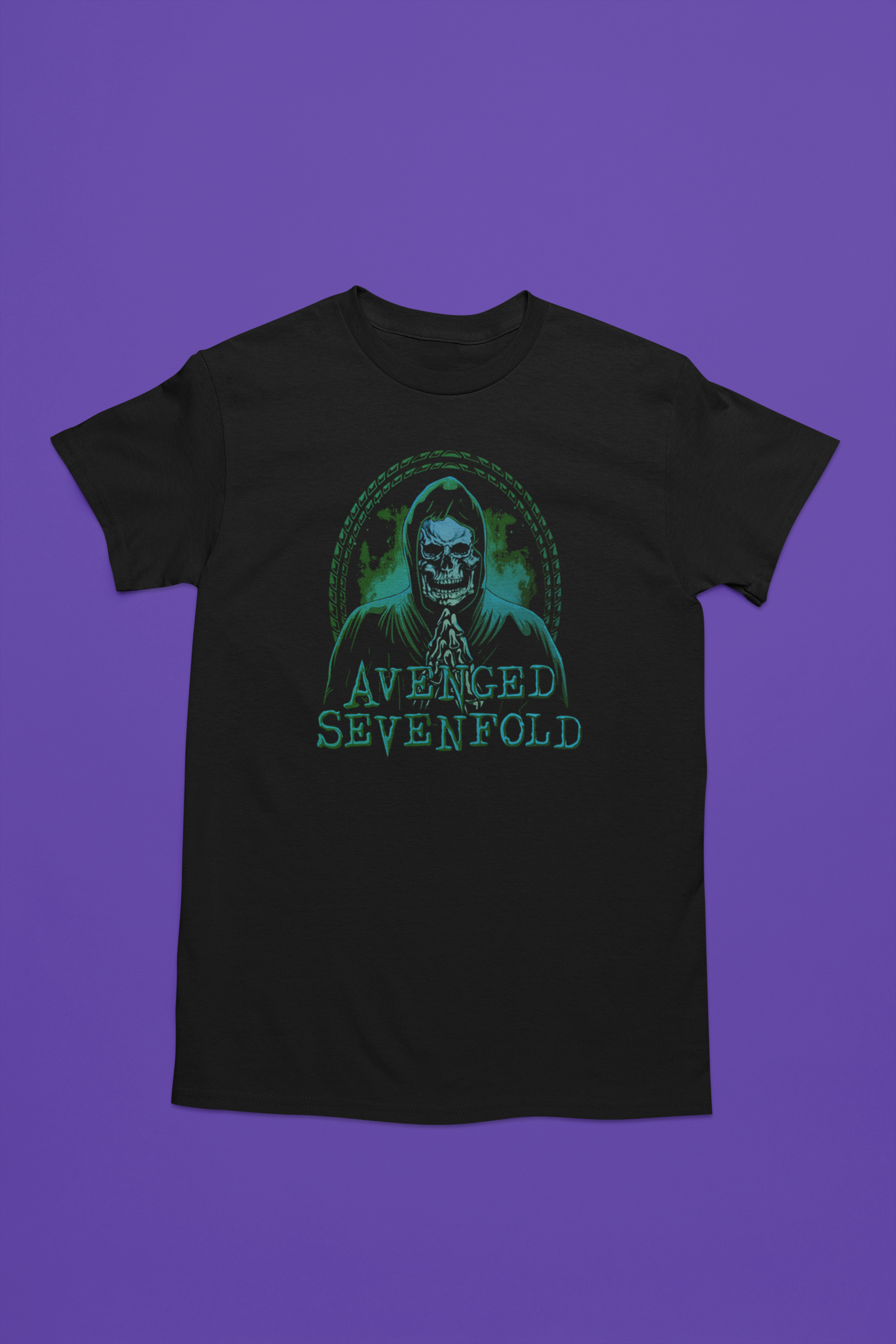 Camiseta negra de Avenged Sevenfold con diseño de una calavera. Estampado llamativo en tonos verdes y turquesas sobre algodón de alta calidad. Ideal para fans del rock y la icónica banda Avenged Sevenfold