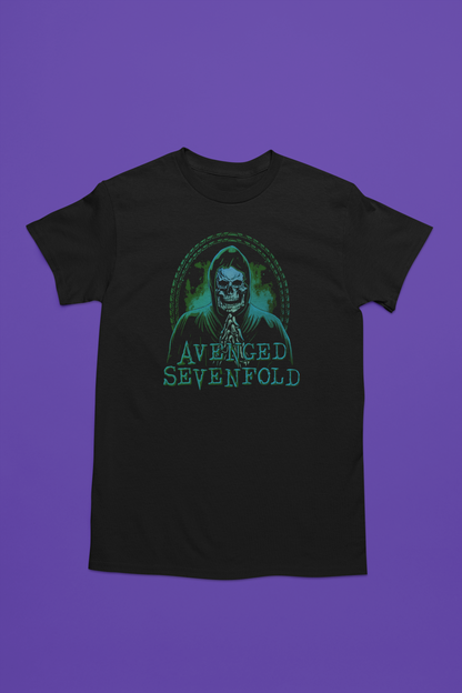 Camiseta negra de Avenged Sevenfold con diseño de una calavera. Estampado llamativo en tonos verdes y turquesas sobre algodón de alta calidad. Ideal para fans del rock y la icónica banda Avenged Sevenfold