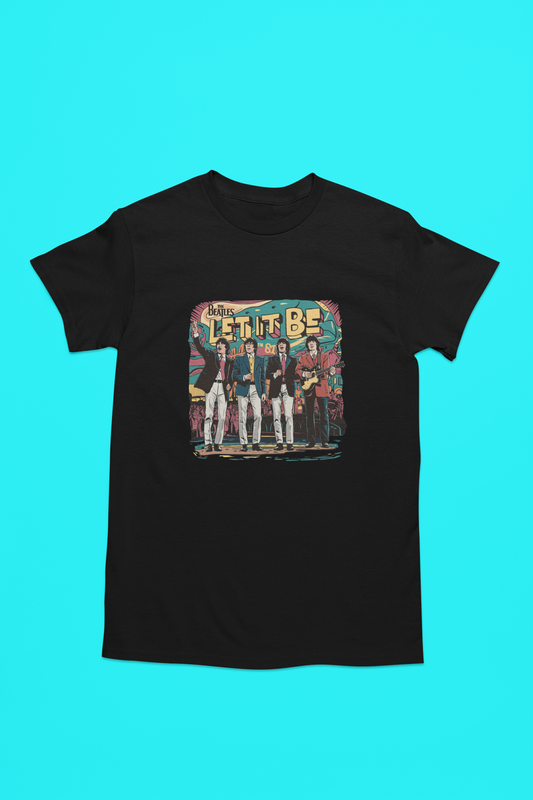 Camiseta Negra con ilustración de los 4 de Liverpool, The Beatles. Logo de la banda en la parte superior y las letras del titulo de una de sus canciones mas famosas, Let it be. 